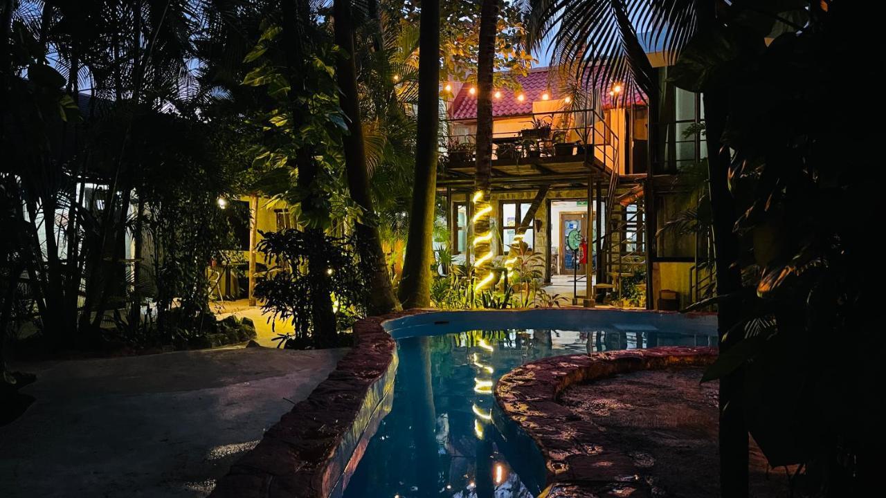 Hotel B&B - 5Th Avenue Playa del Carmen Esterno foto The resort at night